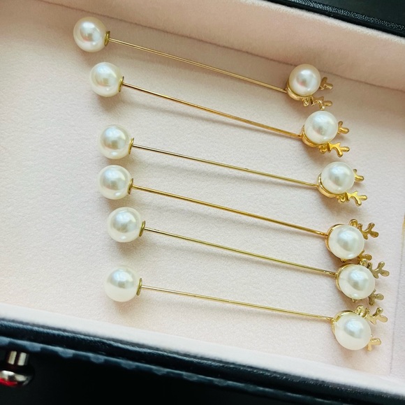 Reindeer pearl pin - Picture 5 of 7